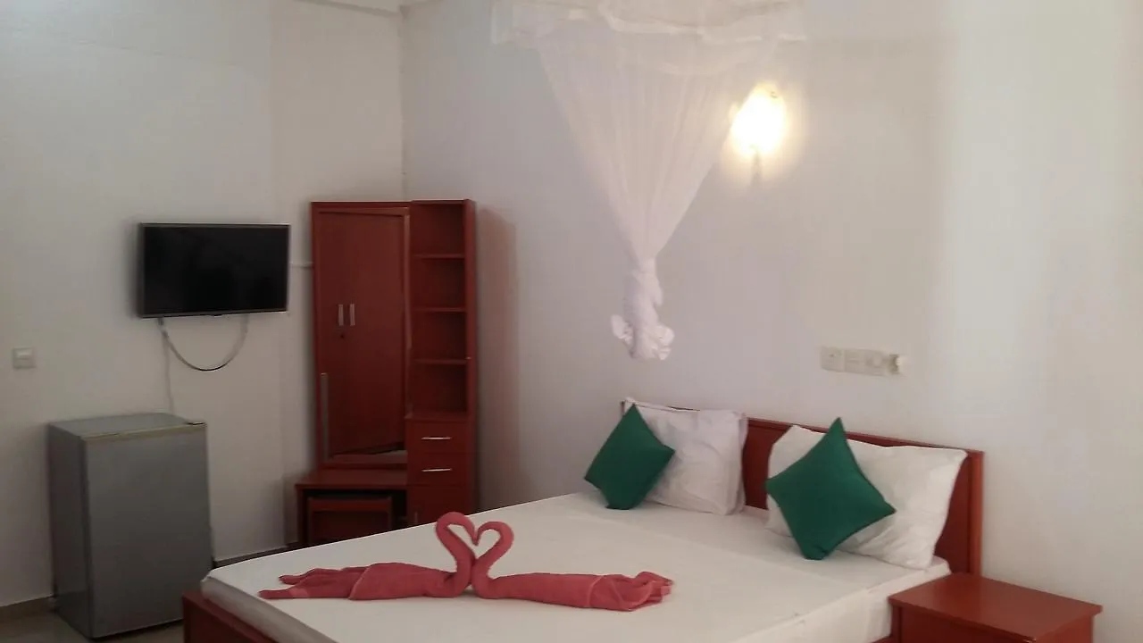 Hotel Oasis Beach Resort Negombo