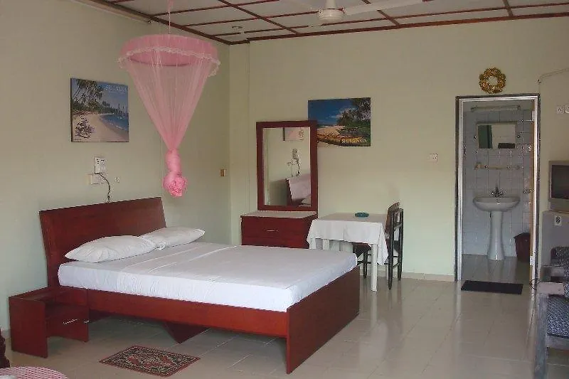 Oasis Beach Resort Negombo 3*,